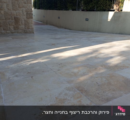 ריצוף אבן חדש בחצר חיצונית